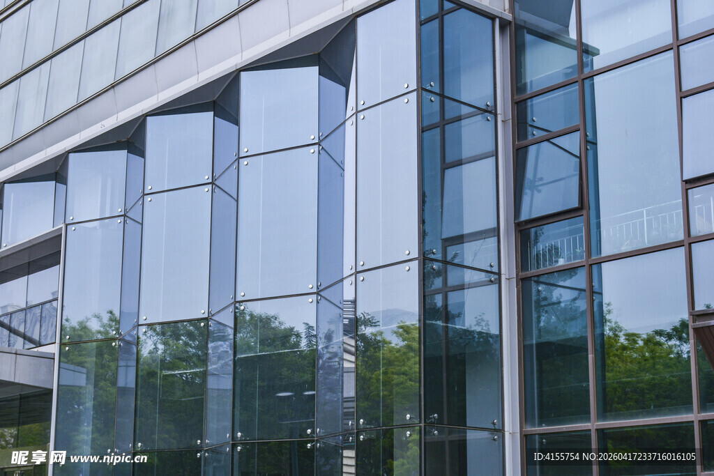 现代玻璃幕墙建筑外观