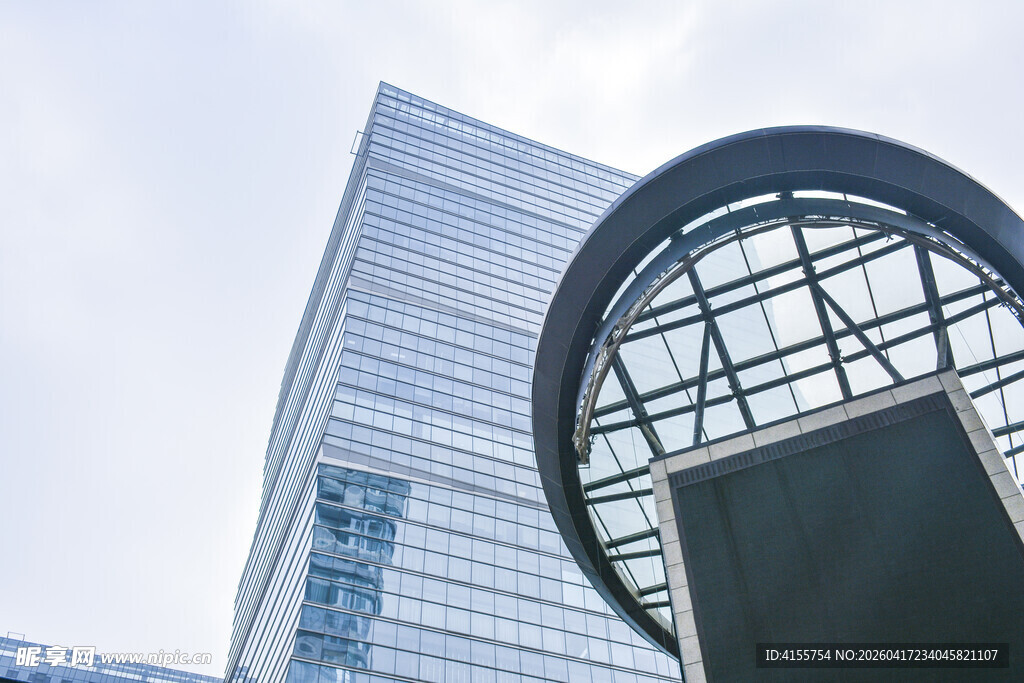 现代摩天大楼与圆形建筑