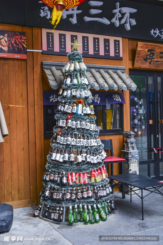 创意酒瓶堆叠成的独特景观