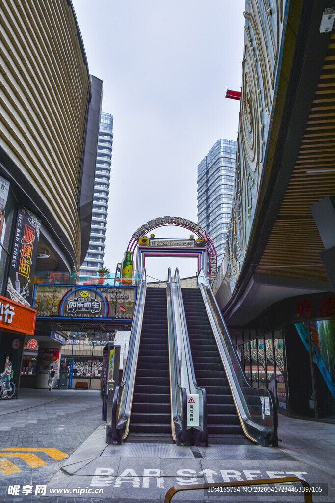 城市街头自动扶梯场景