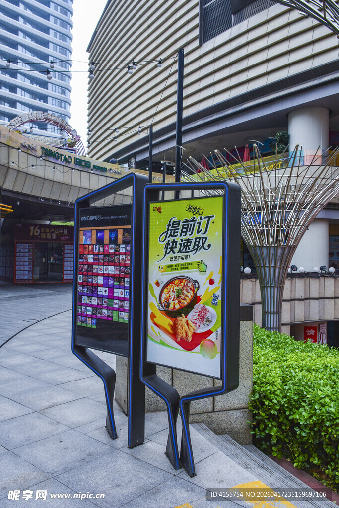 城市街头户外广告展示