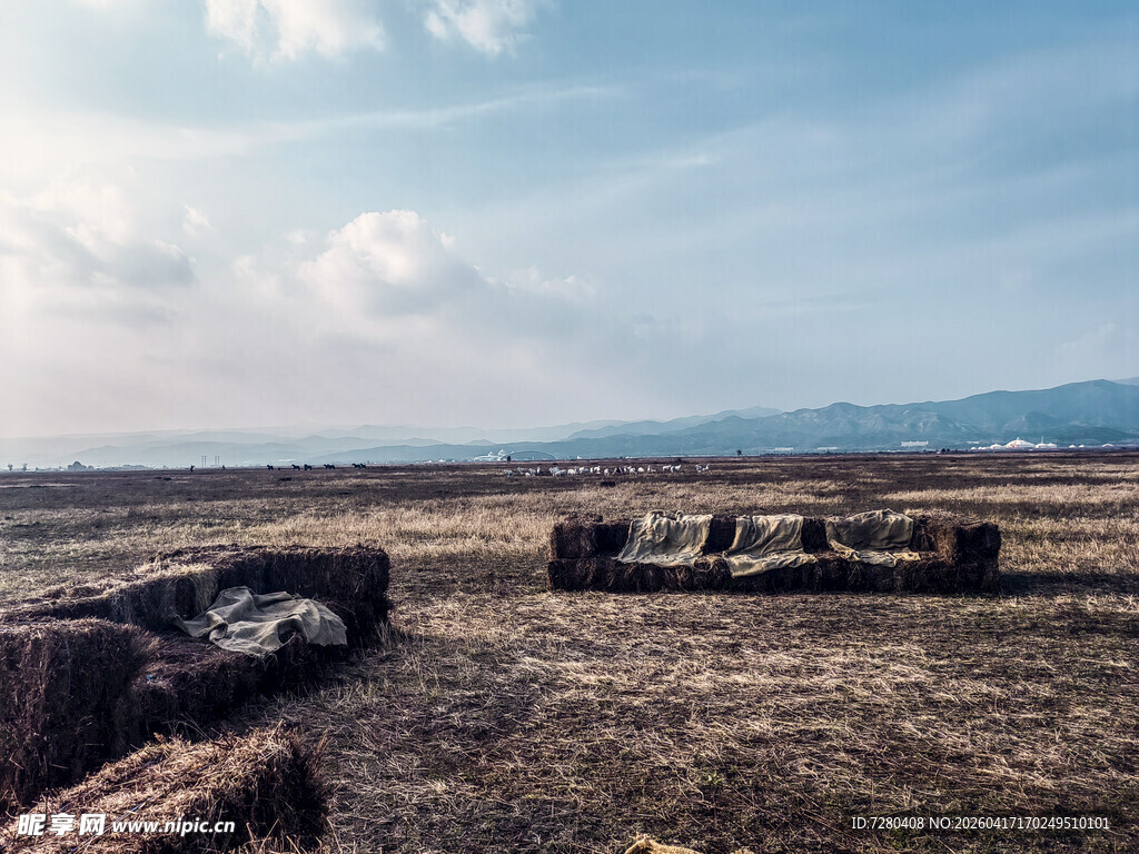 田野中的干草堆景观