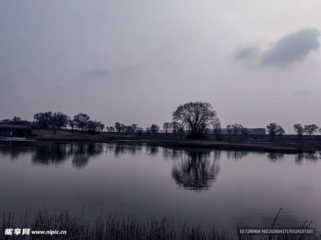 宁静湖畔黄昏倒影美景