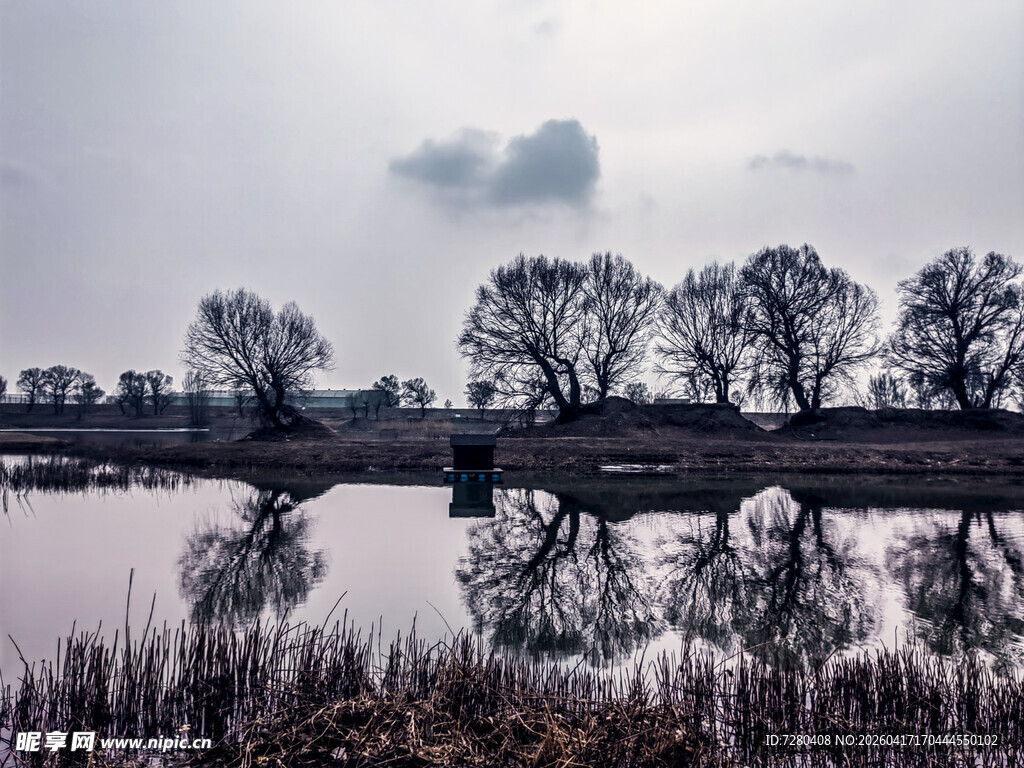 宁静湖畔倒影风景如画