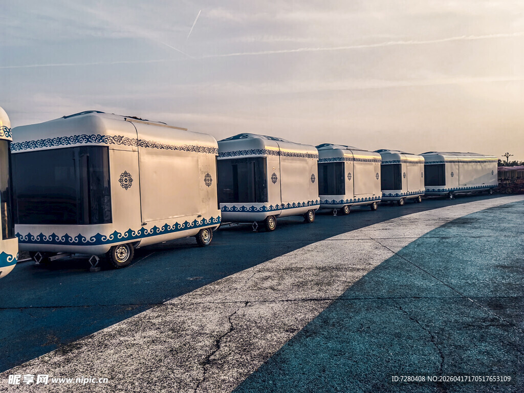 一排医疗救护车整齐停放