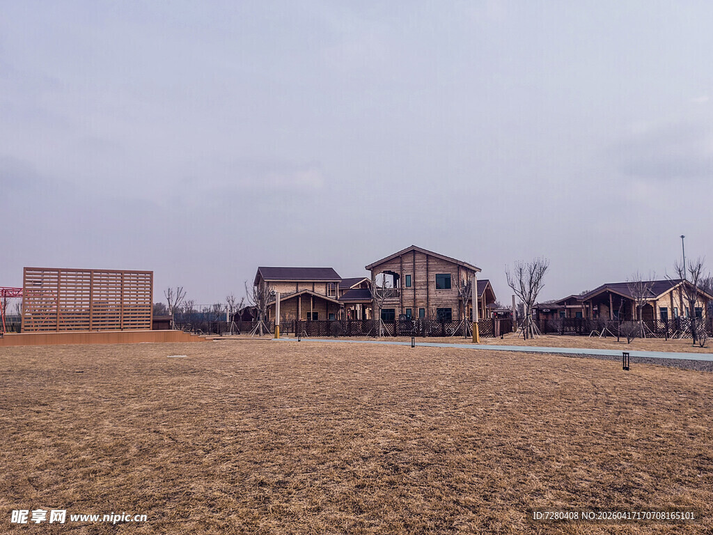 城郊开阔地旁的特色住宅