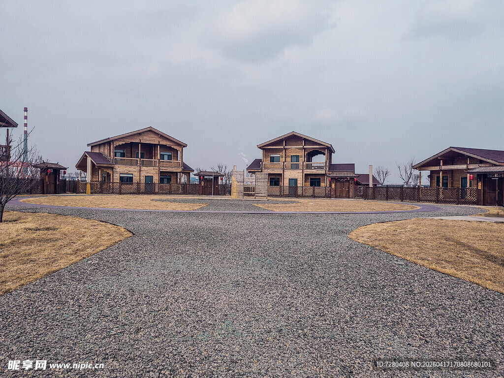 乡村别墅前的开阔石子路