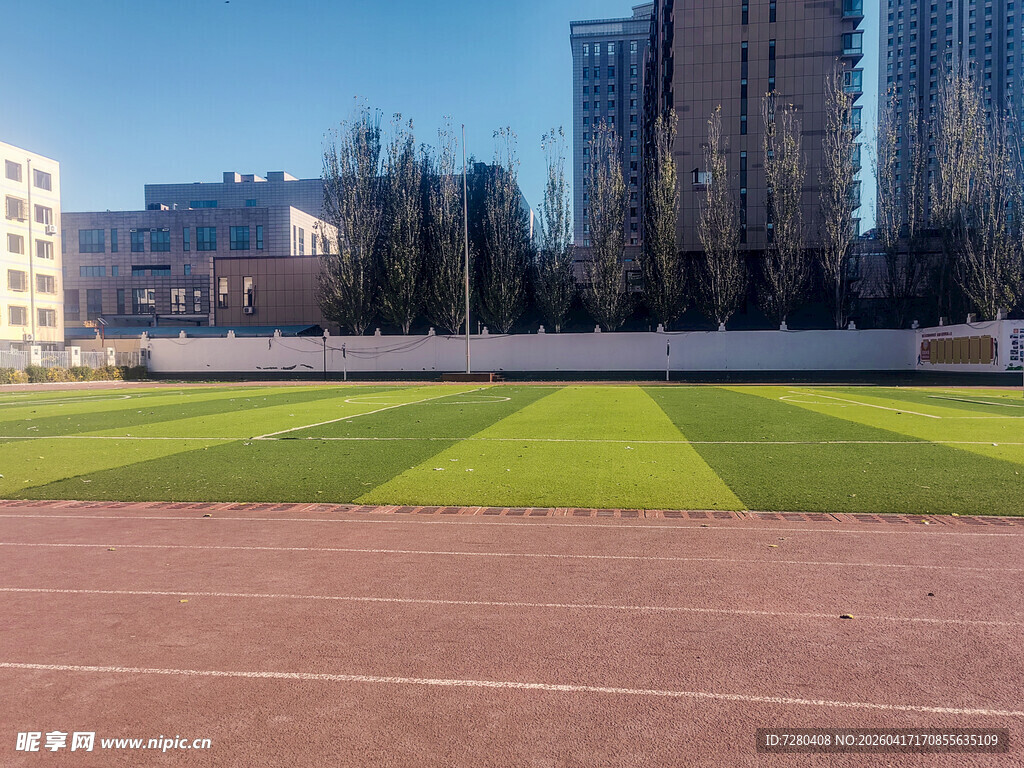 校园操场跑道与绿地景观