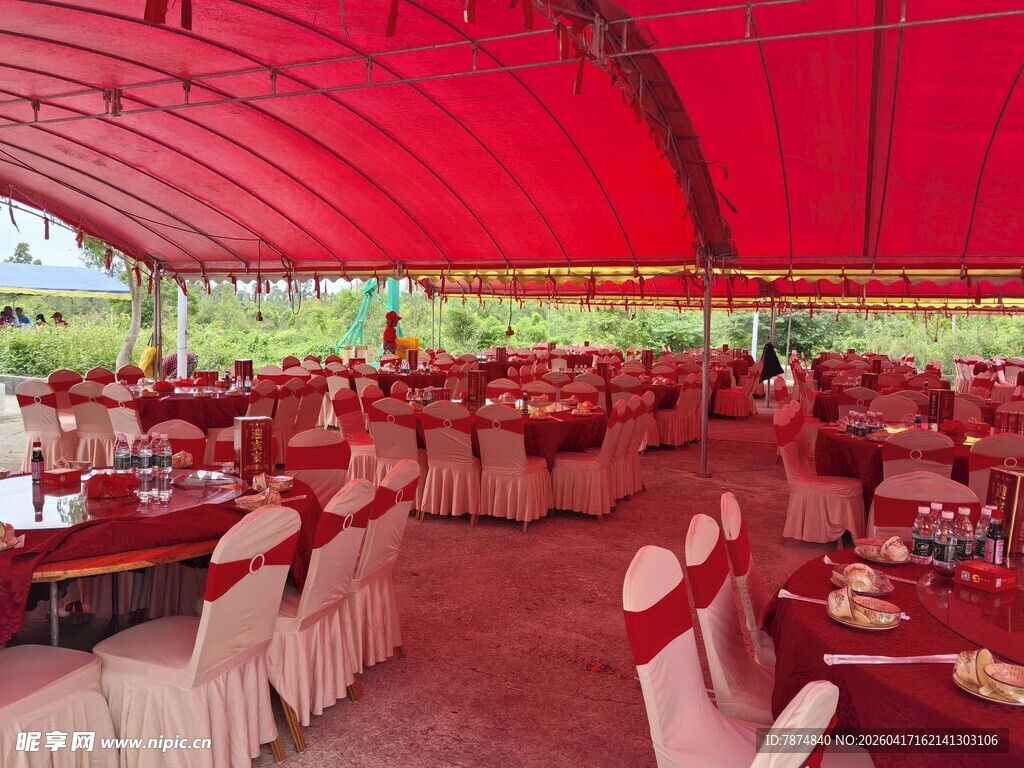 红色篷下的宴会场地布置