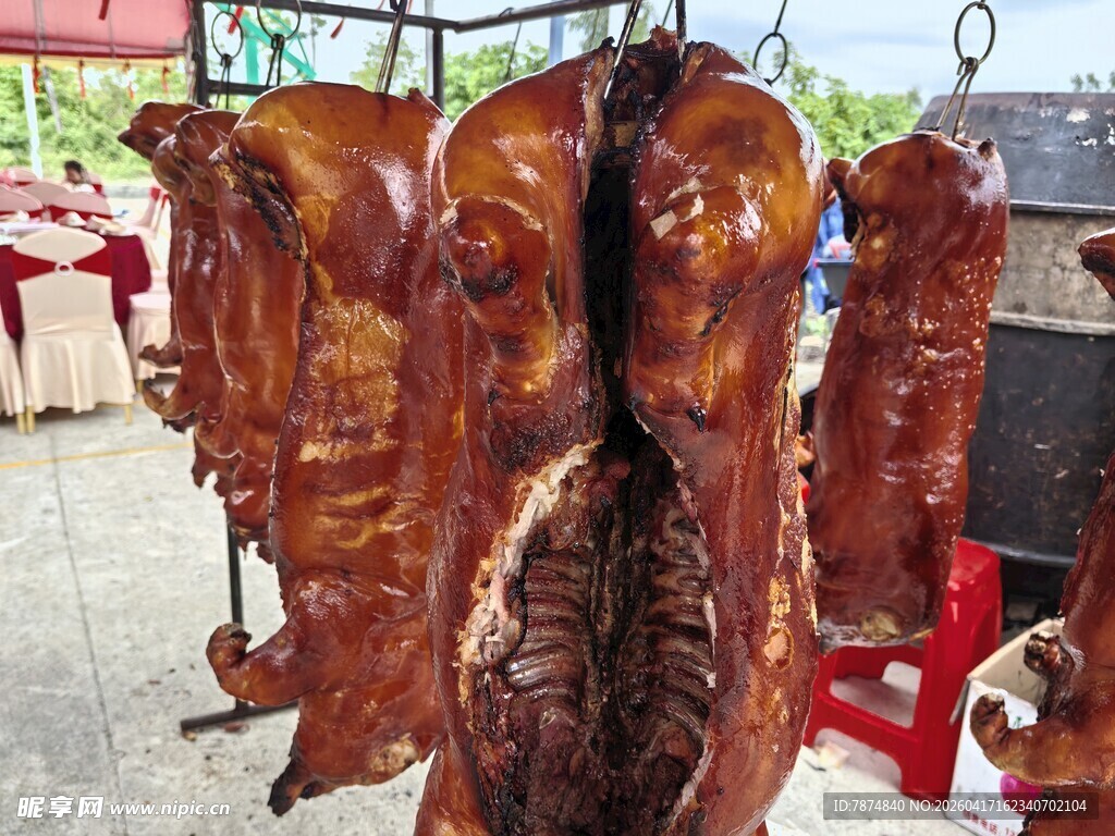 悬挂的美味烤猪