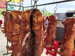 悬挂的美味烤猪