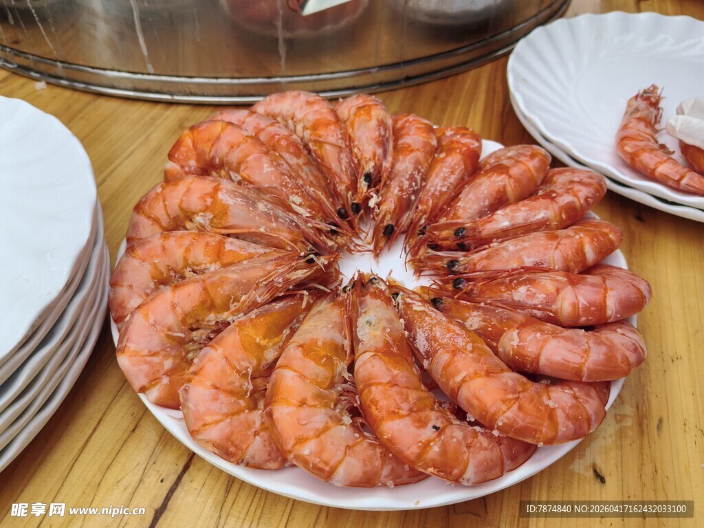 一盘美味大虾摆放在桌