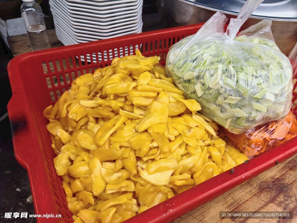 红色筐中的美味熟食