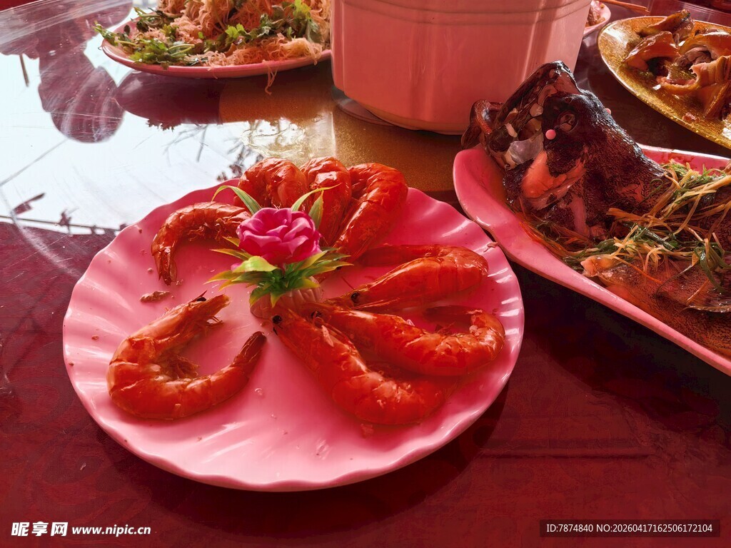 精致摆盘的多样美味菜肴