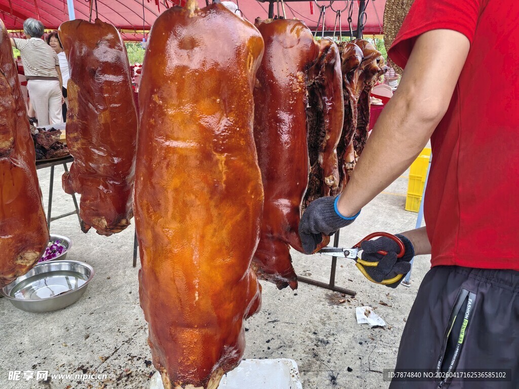 现场制作传统美味烤猪