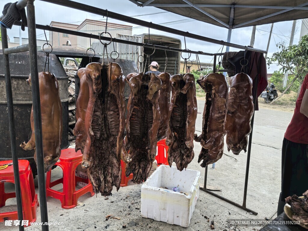 户外晾晒的各式腊味