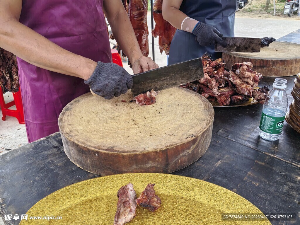 现场切分美味烤猪