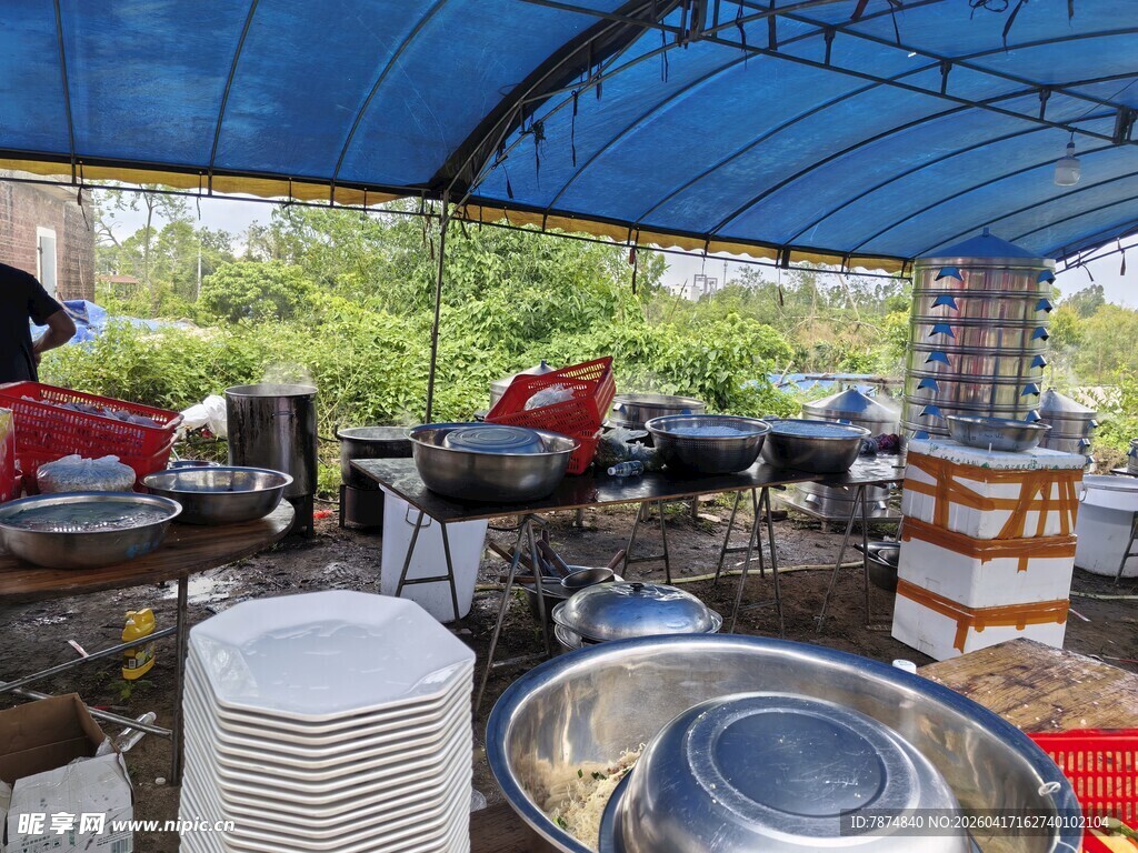 户外宴席烹饪场景