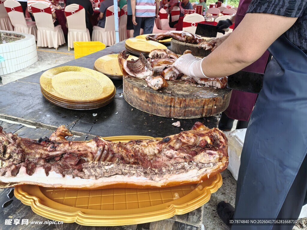 厨师制作美味烤肉料理