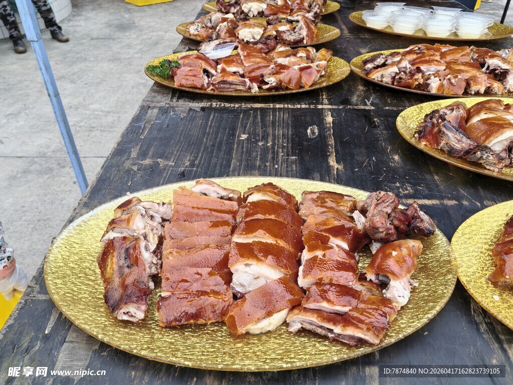 美味烤猪肉摆满桌