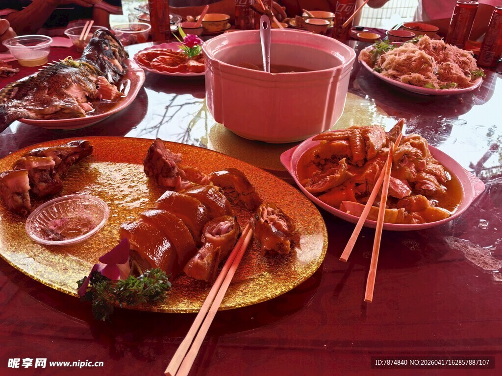 丰盛中式美食摆满一桌