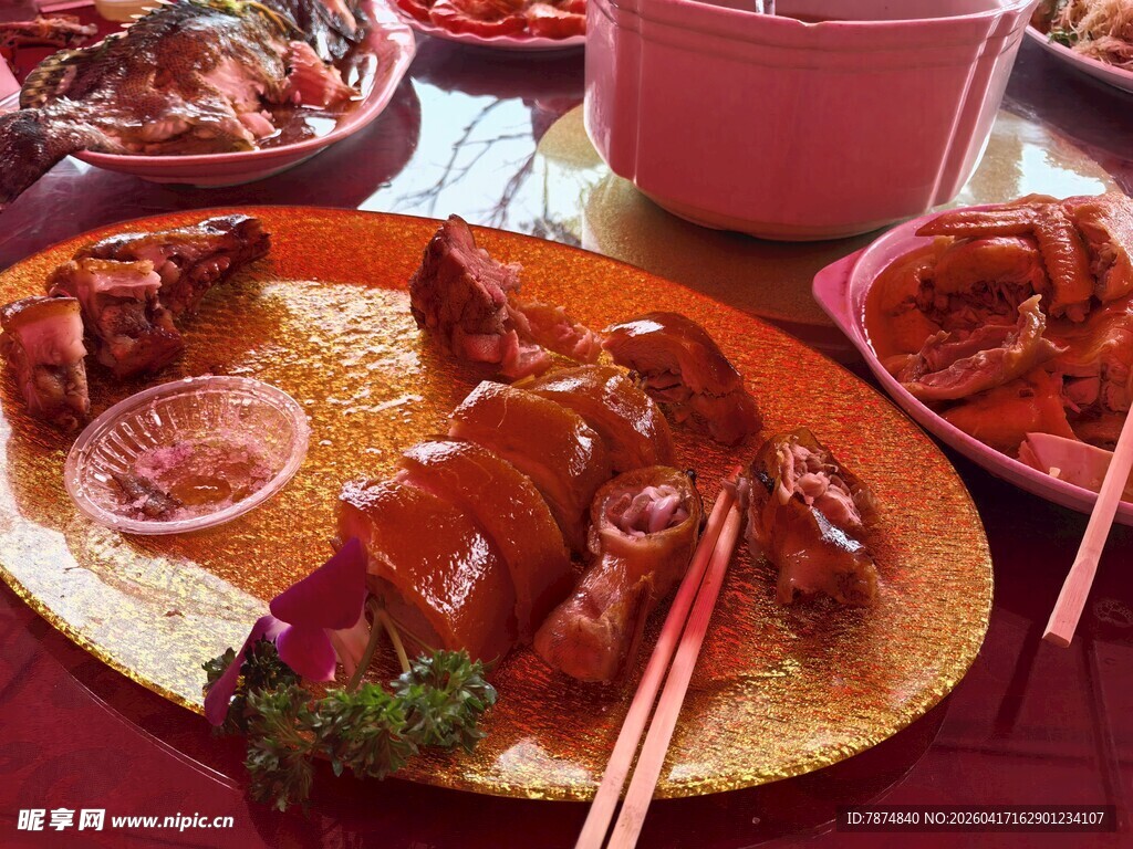 美味湛江烧猪中式菜肴摆桌场景