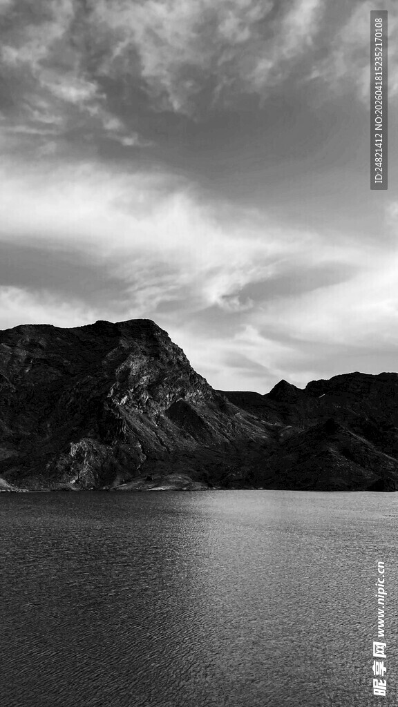 黑白山水间的静谧景致