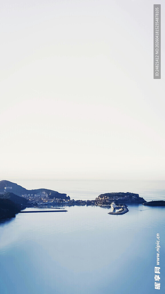 宁静湖景中的远山倒影