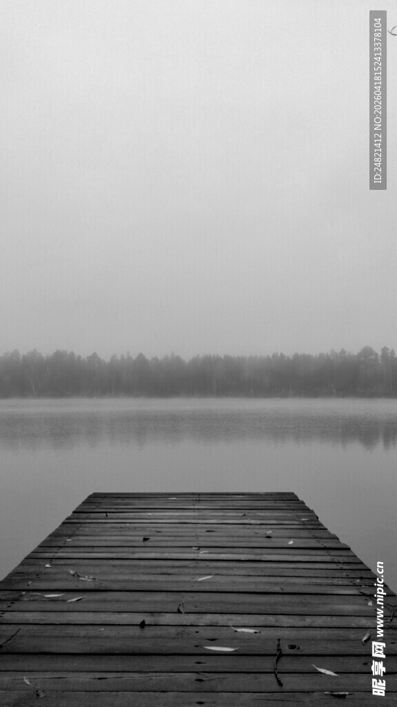 宁静湖畔的木质栈桥