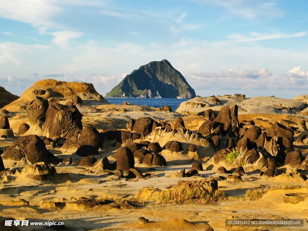 荒漠中的奇特岩石景观