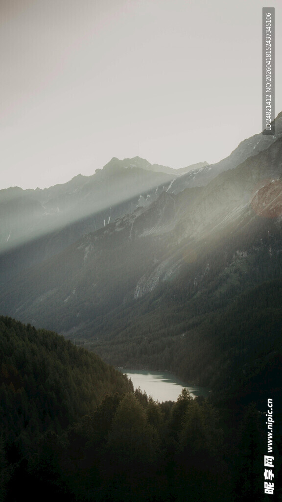 山间晨雾中的静谧湖泊