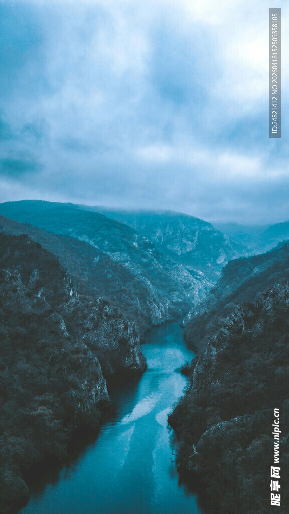 山间蓝河