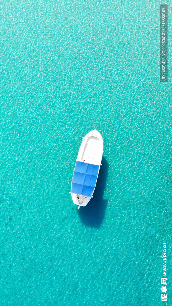 蓝绿背景上的迷你小船