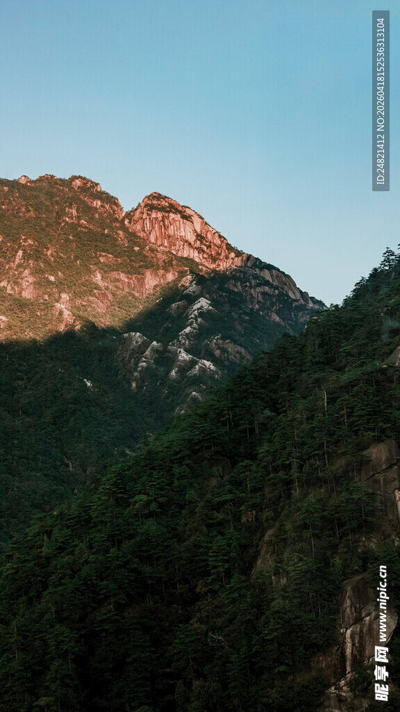 夕阳下的山峦美景