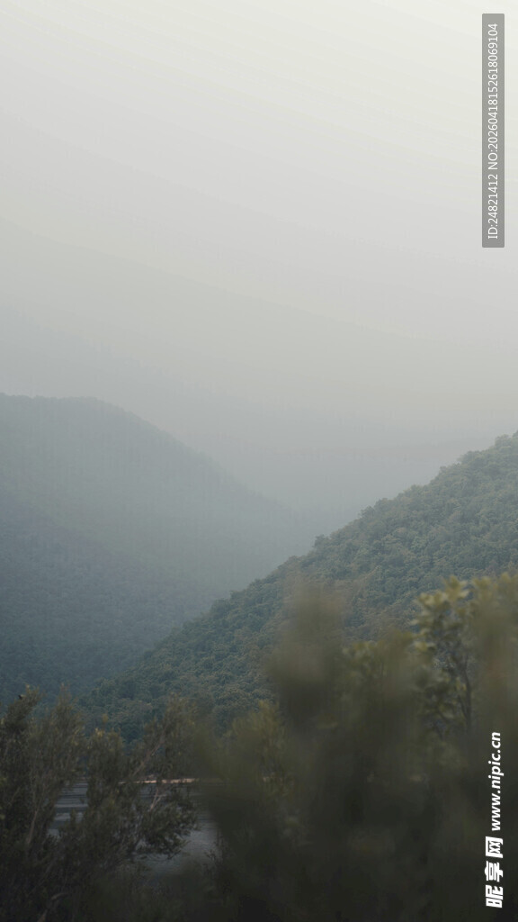 山间雾景