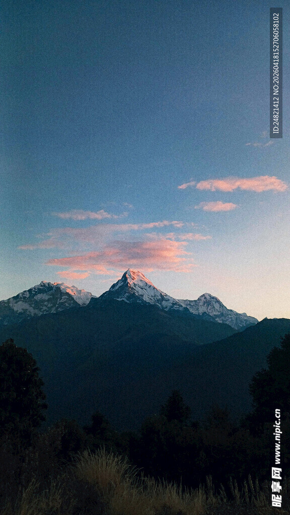 壮丽山景与天边绚丽霞光
