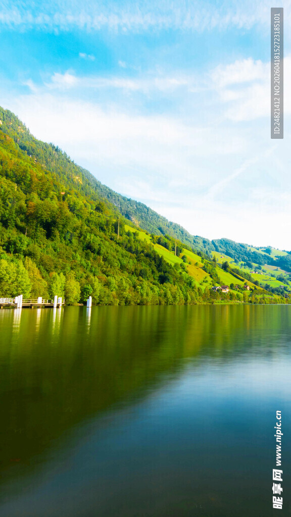 宁静山水间的美丽湖景