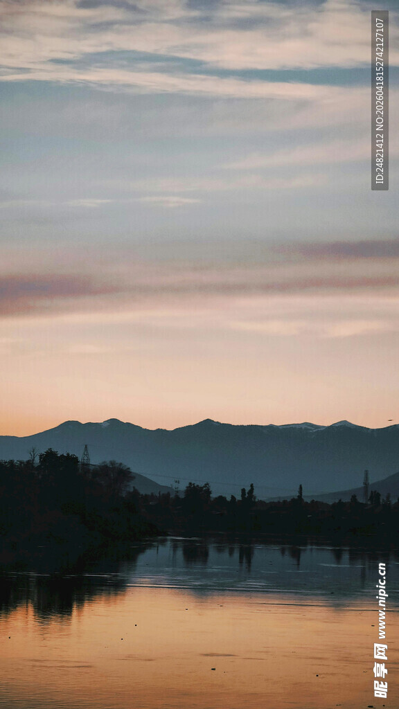 湖畔黄昏山色倒影美景