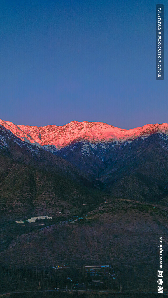 夕阳映红连绵壮美山脉