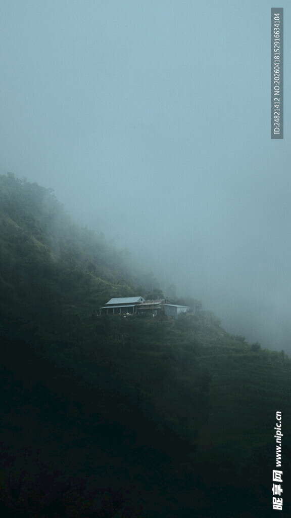 雾中朦胧山峦景色