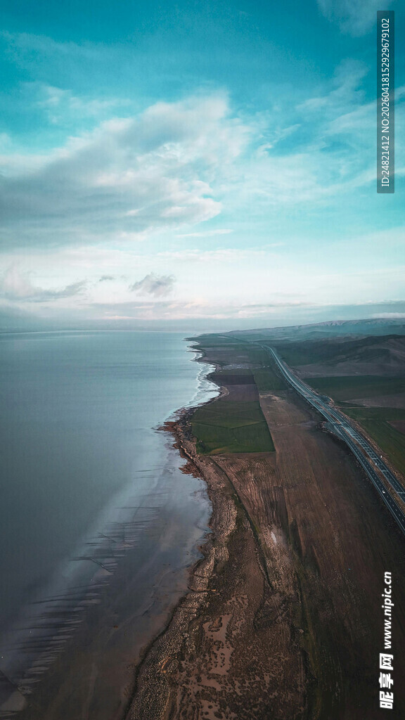 海边长桥与壮丽天空景观