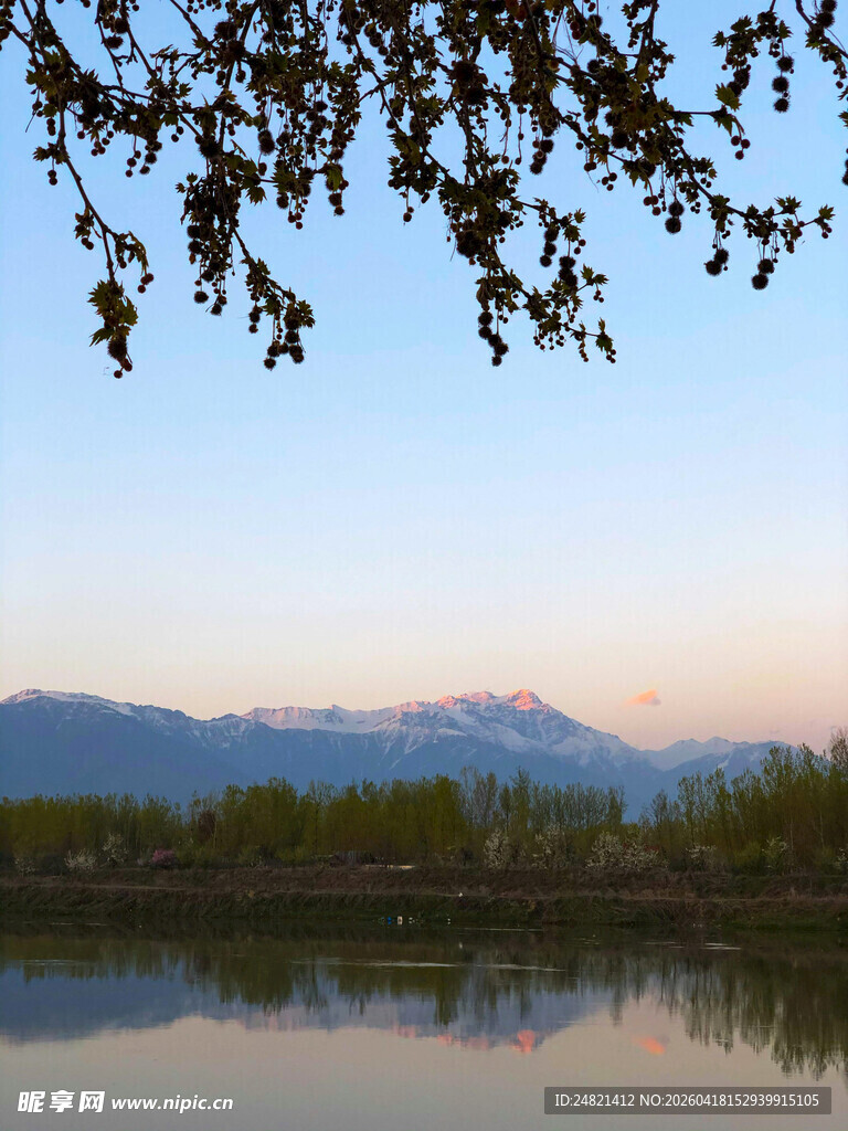 湖畔黄昏美景