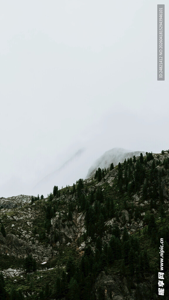 山间云雾缭绕的自然景致