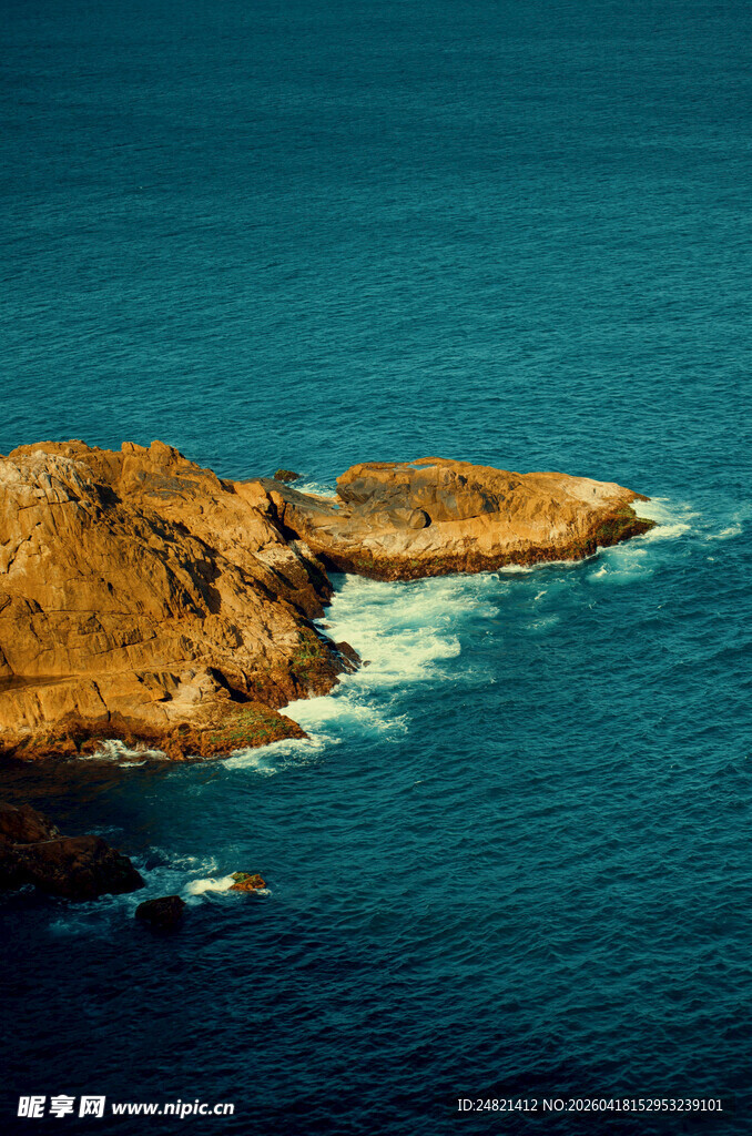 海边嶙峋礁石与翻涌海浪