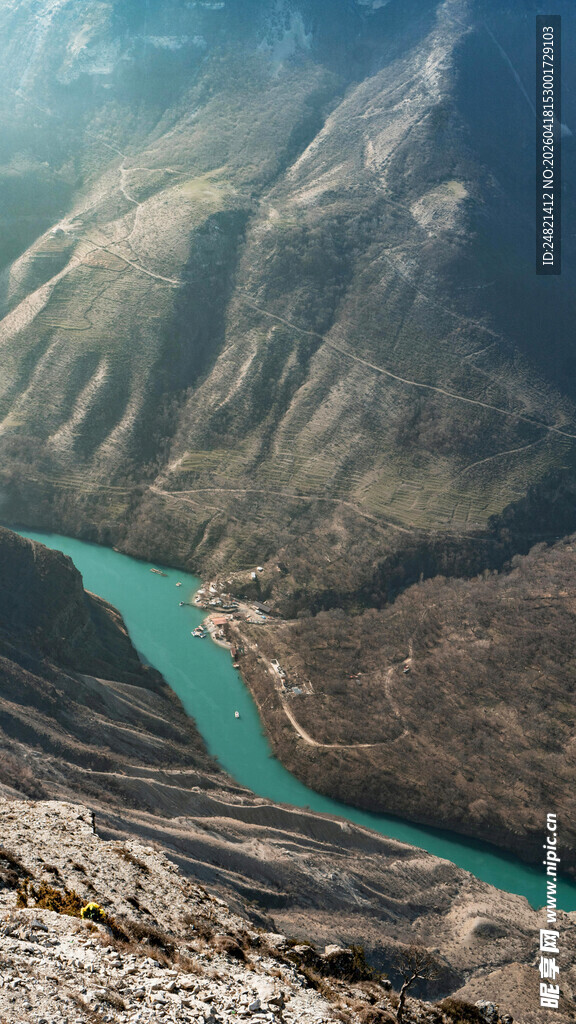 高山间的碧色河流景观