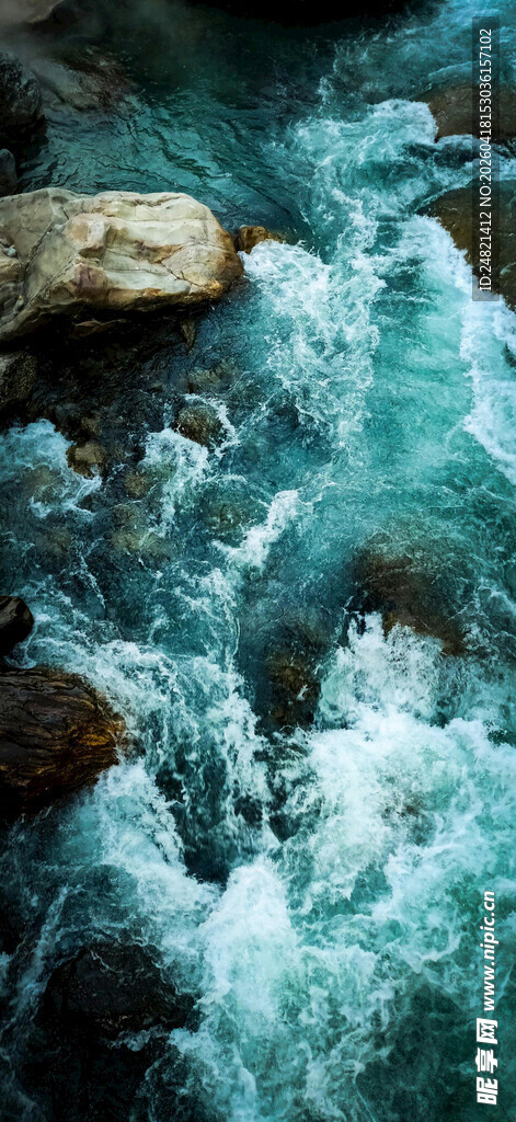 山间溪流奔腾景象