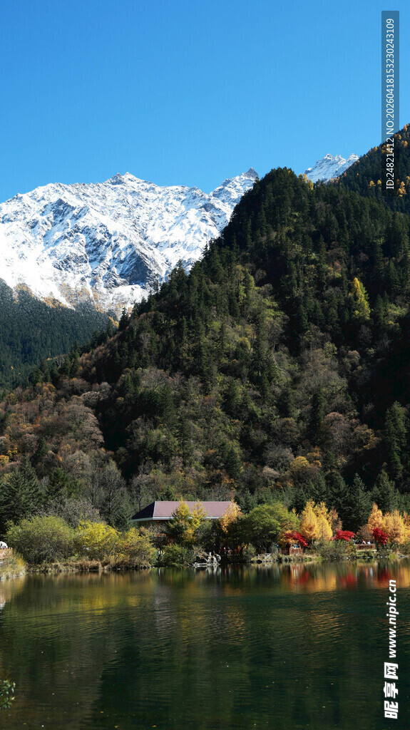 雪山下的多彩湖畔美景