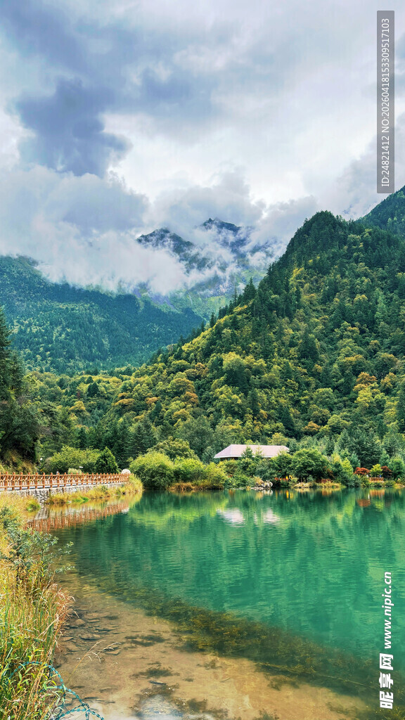 青山绿水间的秀丽湖景