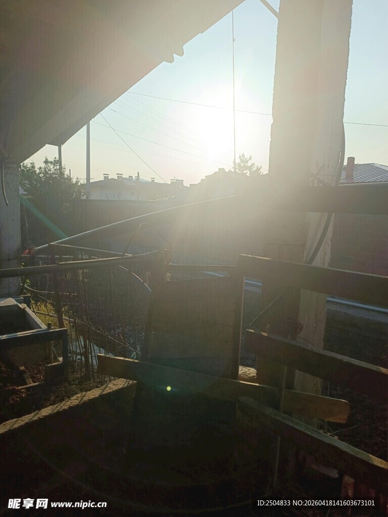 日出下的户外场景