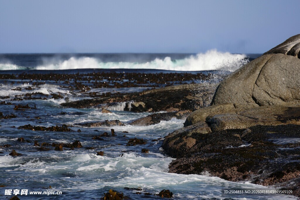 海边岩石处的翻涌海浪